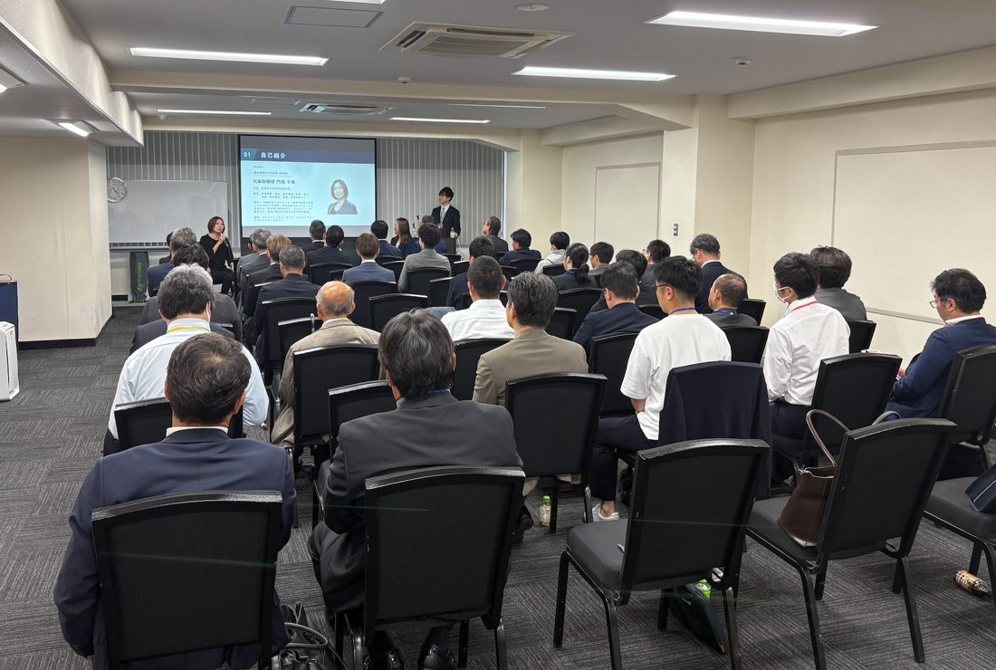会場で説明を聞く参加者