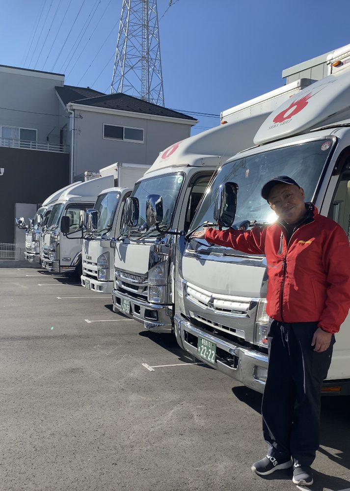 SHOKA GROUPのトラックとスタッフ
